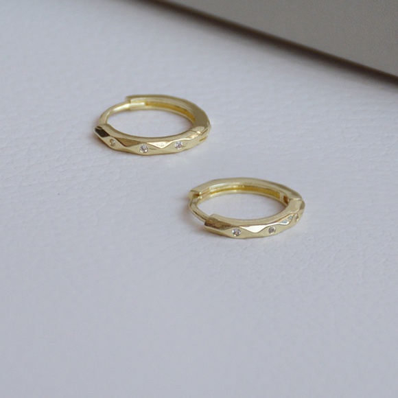 Diamond Shape Edge Hoop Earrings with Simulated Diamond - Picture 4 of 8